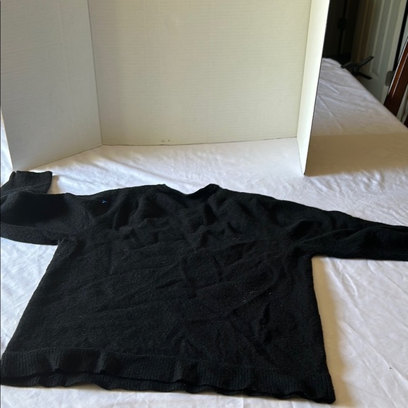 Guess Black Crewneck Sweater Classic Knit Design - Picture 7 of 10